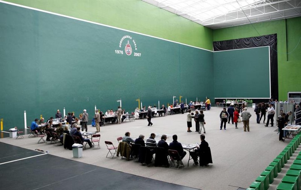 El frontón de Hondarribia convertido en colegio electoral. Foto: EFE