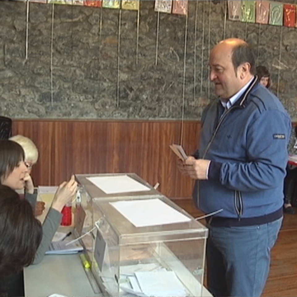 Andoni Ortuzar votando