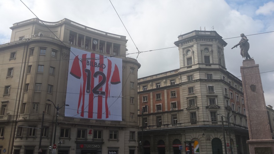 Diego Lopez Harok 12 zenbakidun kamisetari begira