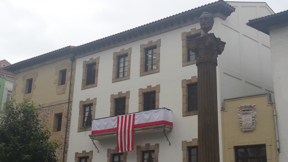 Unamuno Plaza: Eskulturaren atzea, Euskal Museoa