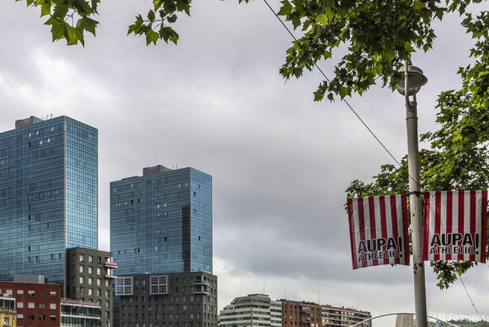 Isozaki dorreak atzean. Argazkia: J.M. Tortajada