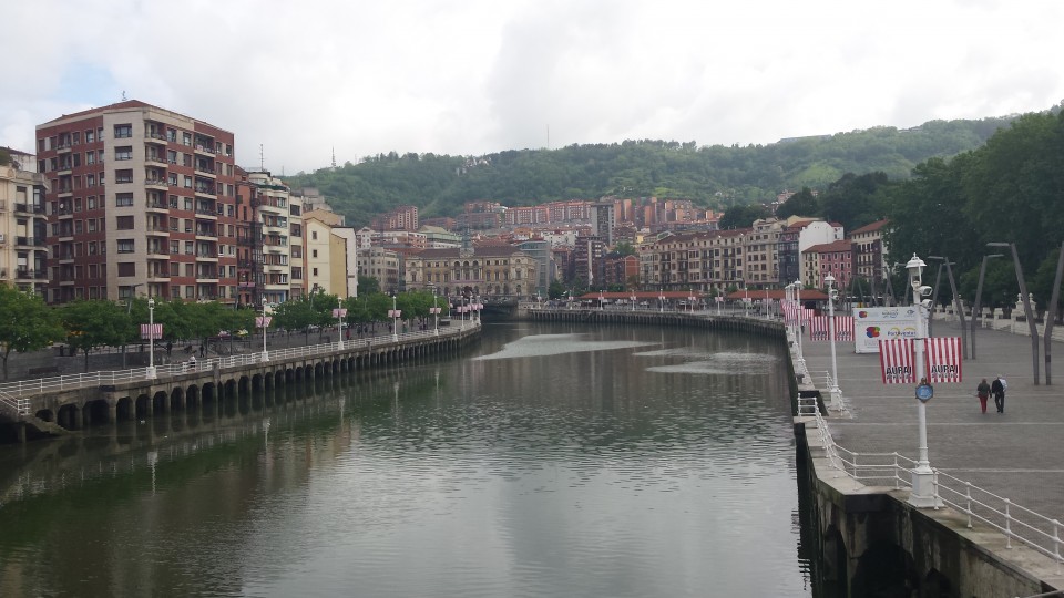 Itsasadarra gabarraren zain