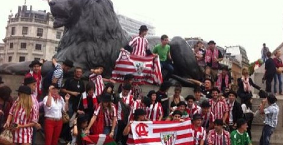 Peña Mr. Pentland con el león de Trafalgar square - Londres - Inglaterra