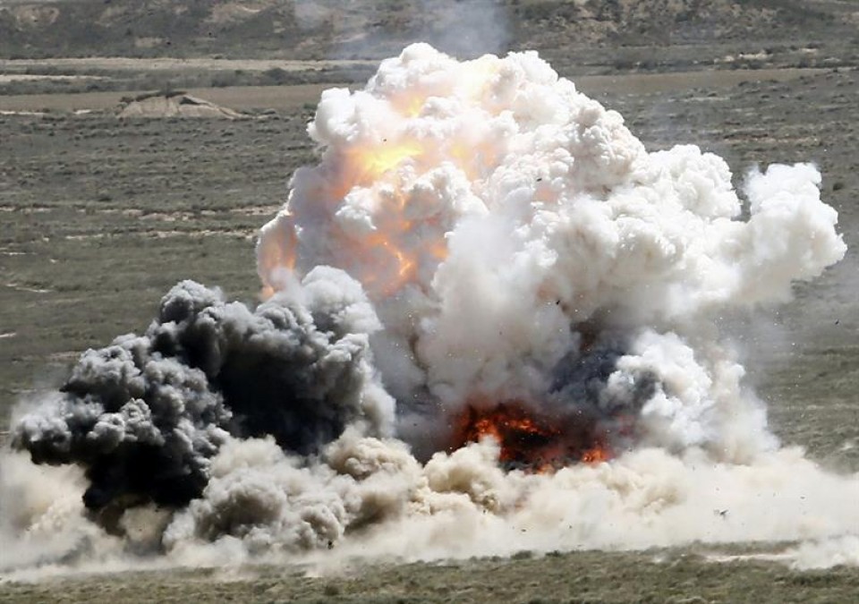 Explosión de una de las bombas lanzadas por aviones del Ejército del Aire. Foto: EFE