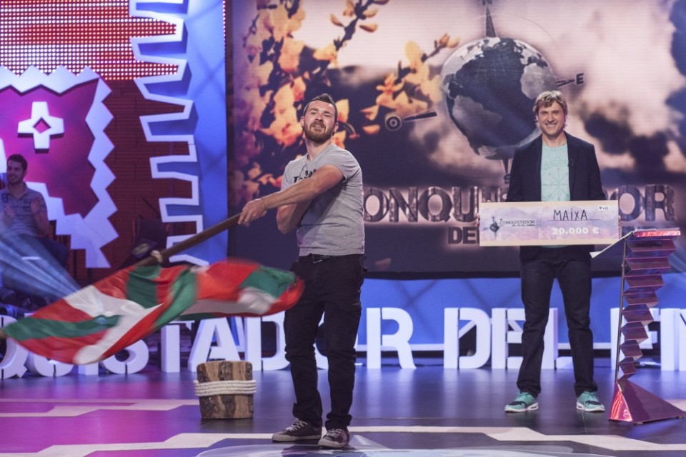 Maixa, ikurriña astintzen