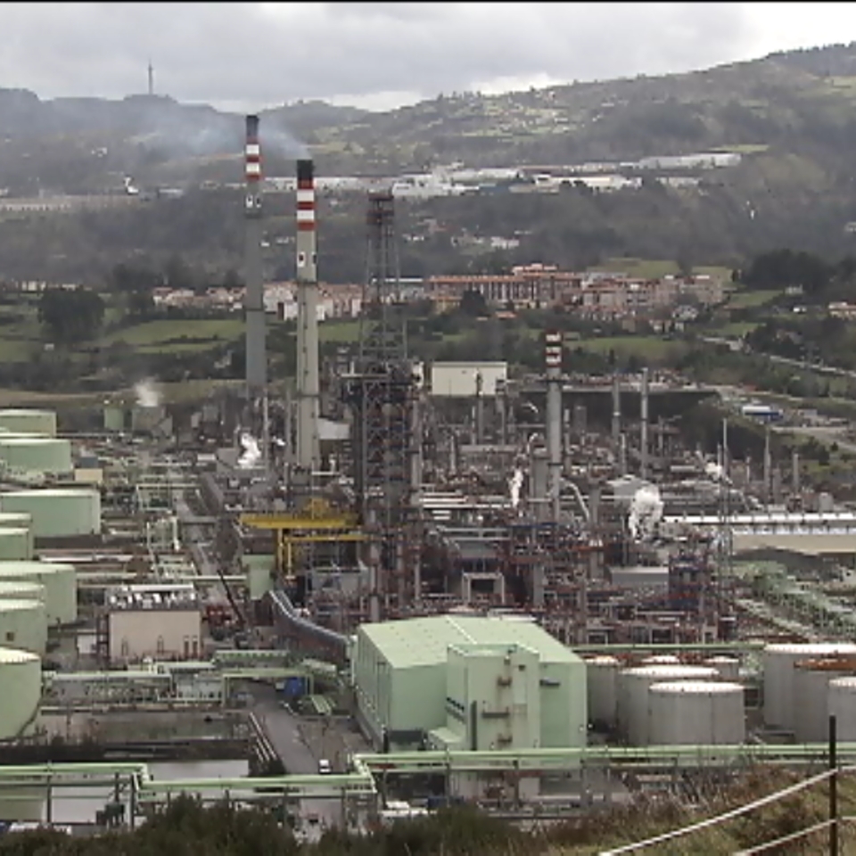 Petronorren planta "Euskadiko Mordor" dela esan du Greenpeacek. EFE
