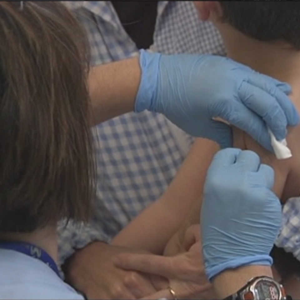 La vacuna se administra en cuatro dosis antes de los seis años de vida. Foto de archivo: EITB Media