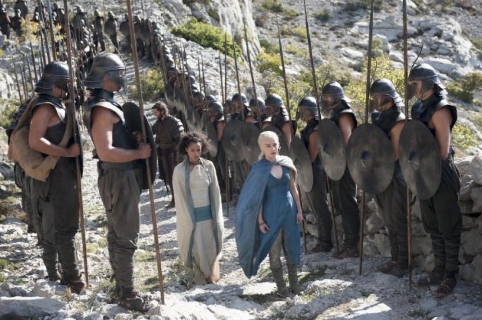 Daenerys Targaryen (eskuinean), telesaileko pertsonaia ospetsuenetako bat. IMDB