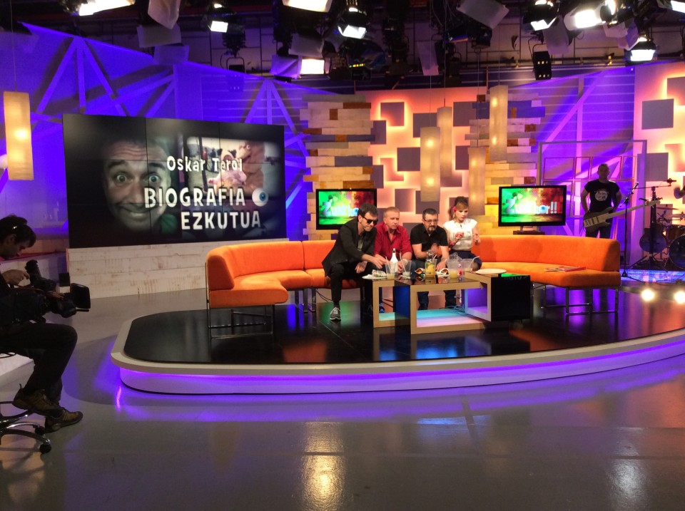 Gonbidatuak, irlandés bat prestatzen