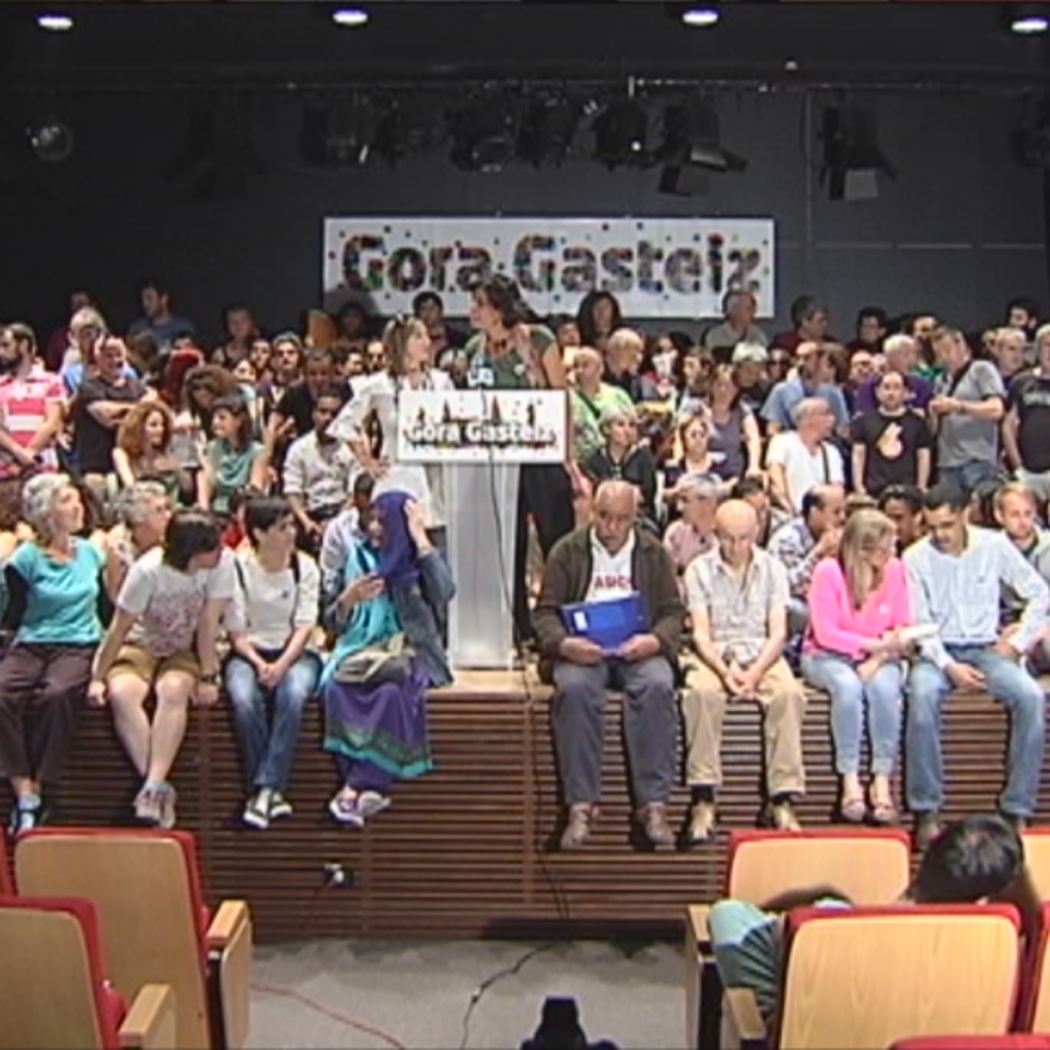 Integrantes de 'Gora Gasteiz' en el escenario del salón de actos del centro cívico Aldabe. EFE