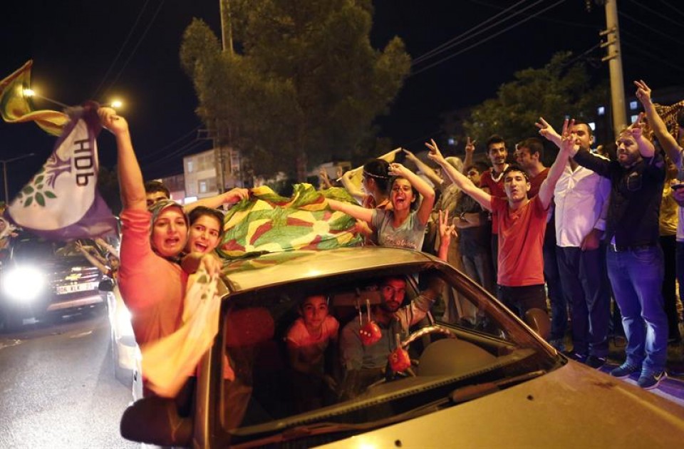 El avance de la izquierda kurda arrebata la mayoría absoluta a AKP