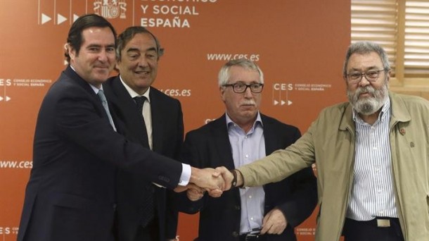 Los representantes de CEOE, Cepyme, UGT y CCOO en la firma del pacto salarial. Foto: EFE