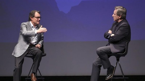 El presidente de la Generalitat, Artur Mas, y el periodista Iñaki Gabilondo en el espacio Barts. EFE