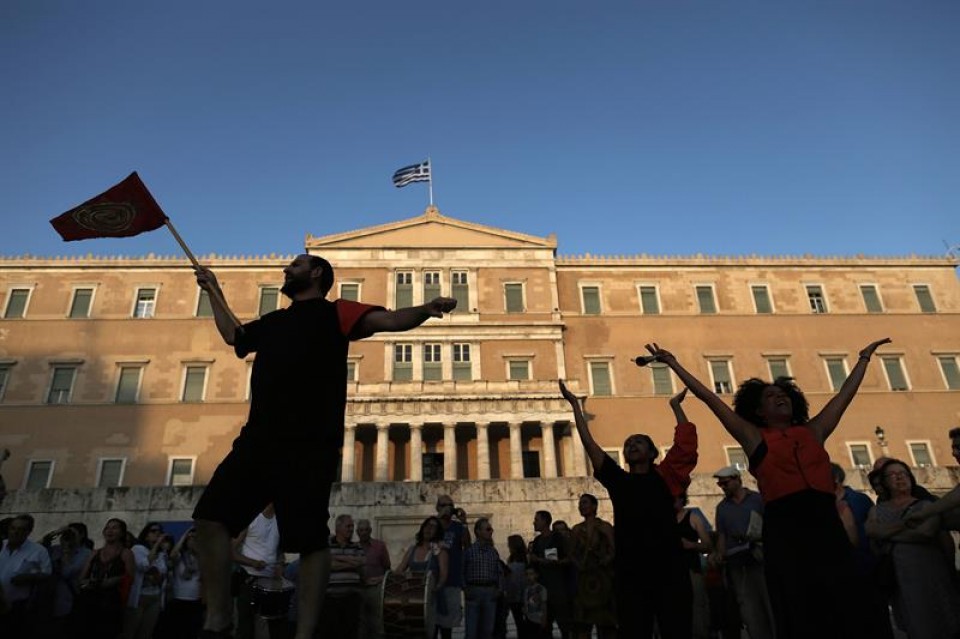 Miles de griegos se manifestaron ayer a favor del Gobierno y en contra austeridad. EFE. 