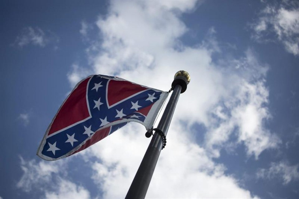 La bandera confederada en un edificio de Carolina del Sur, donde está creando una gran polémica. EFE