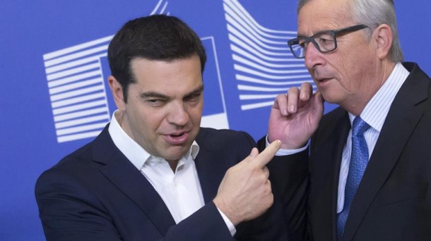 Juncker eta Tsipras, txantxetan, bilera baino lehen. Argazkia: EFE