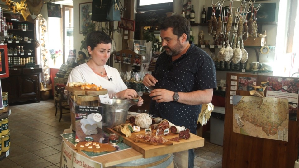 Visitando los comercios de la zona