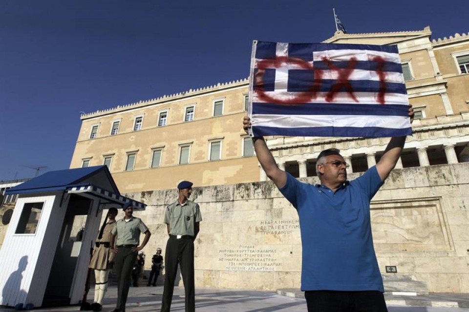 Gizon bat Atenaseko Syntagma plazan. Argazkia: EFE