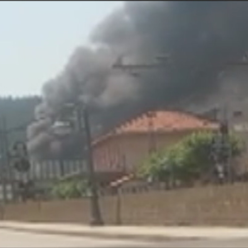 Un aparatoso incendio mantiene en vilo a la población de Berriz