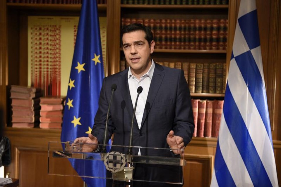El primer ministro griego, Alexis Tsipras, en un mensaje televisado. Foto: EFE