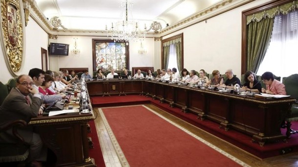 Primer pleno del Ayuntamiento de Pamplona. Foto: EFE