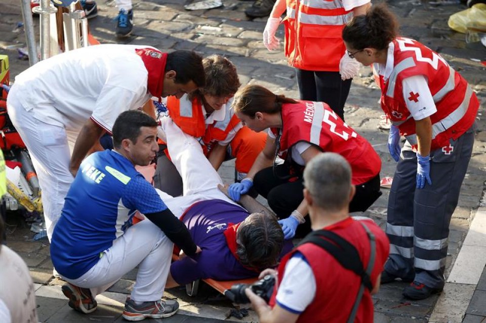 Un corneado recibe asistencia médica. Foto: EFE