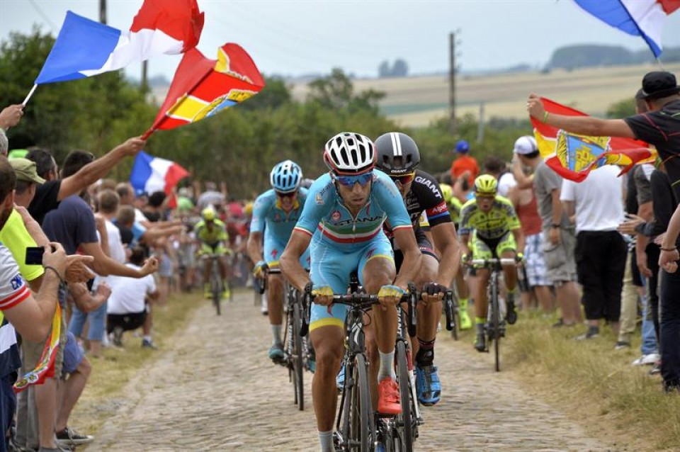 Nibali atacó en el pavés 