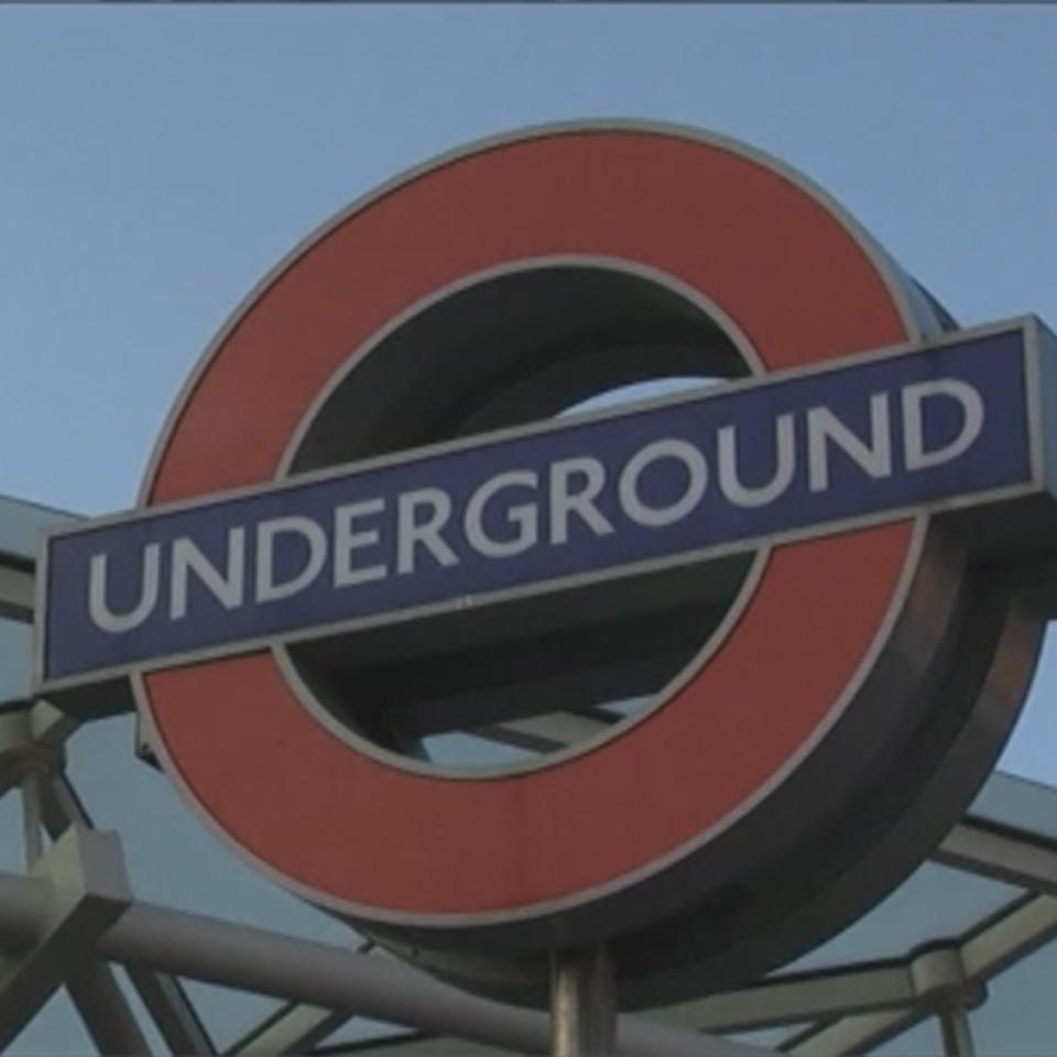 Largas colas en una parada de autobús de Londres. EFE