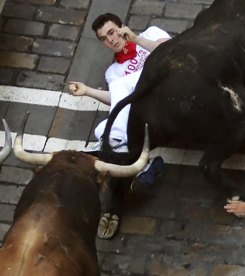 Zezenak korrikalari baten gainetik pasatu dira. Argazkia: EFE