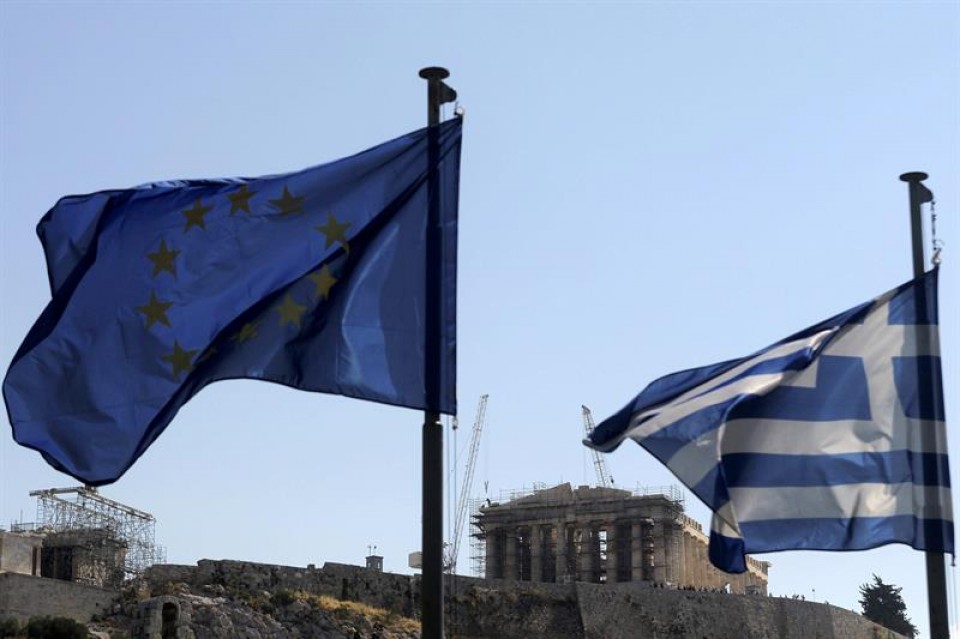 Autorizan un primer tramo de 26.000 millones del rescate a Grecia