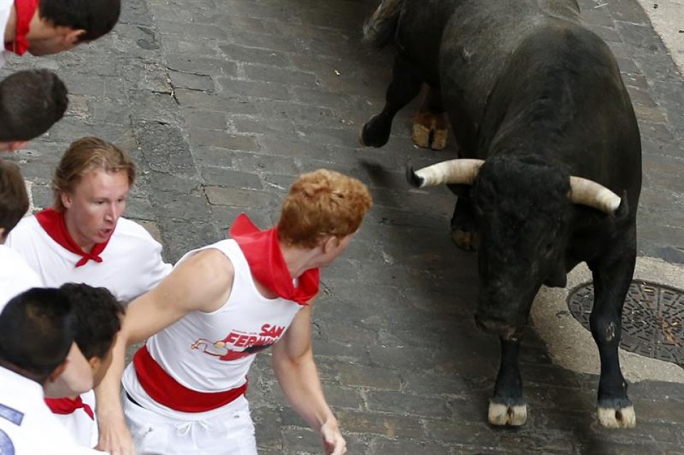 Entzierro arriskutsu eta ezohikoa egin dute Escolarren hasiberriek. Argazkia: EFE