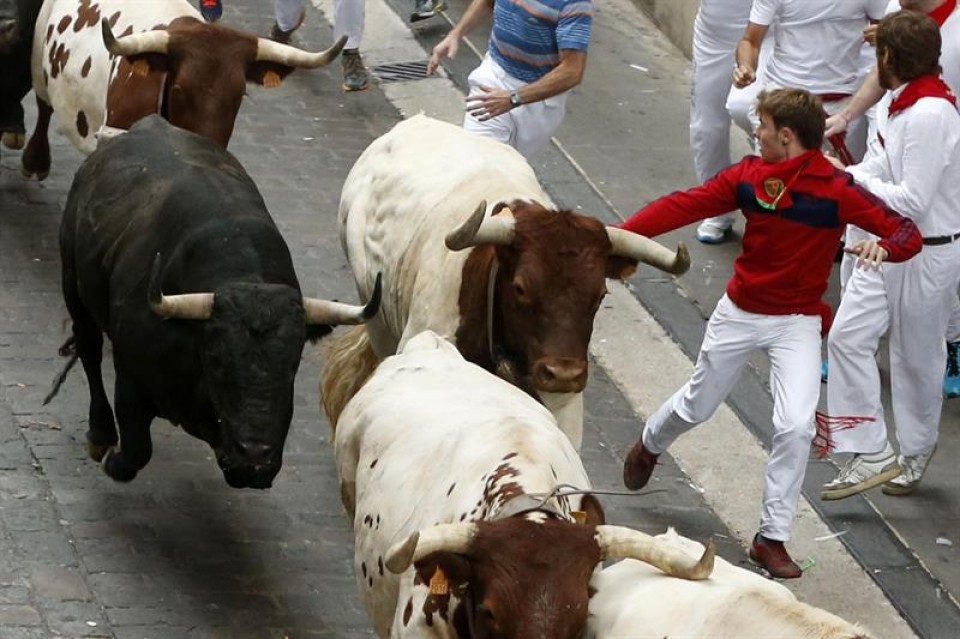 Entzierro arriskutsu eta ezohikoa egin dute Escolarren hasiberriek. Argazkia: EFE