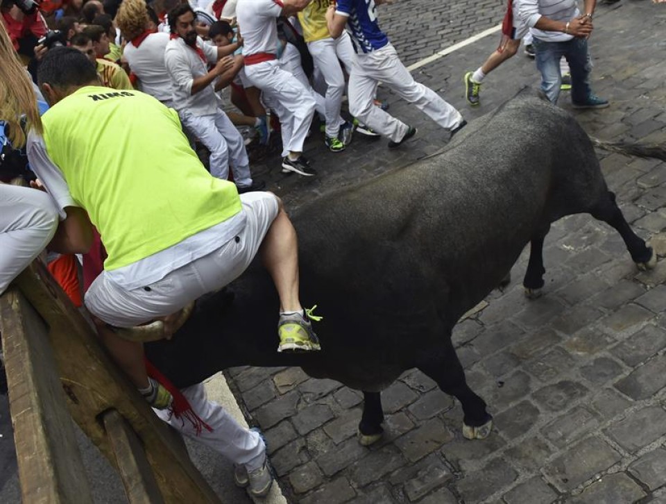 Entzierro arriskutsu eta ezohikoa egin dute Escolarren hasiberriek. Argazkia: EFE