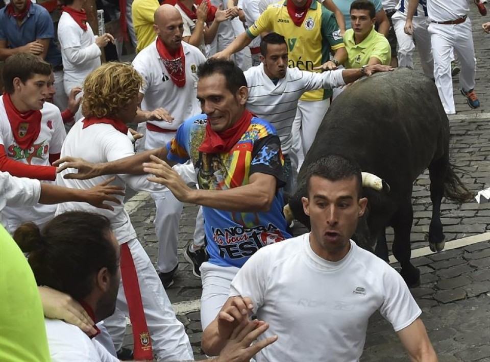 Entzierro arriskutsu eta ezohikoa egin dute Escolarren hasiberriek. Argazkia: EFE