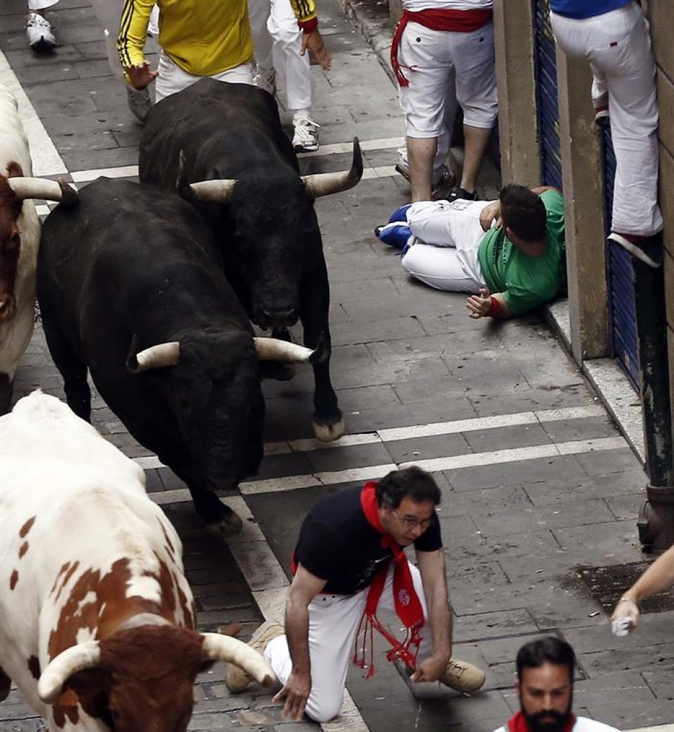 Entzierro arriskutsu eta ezohikoa egin dute Escolarren hasiberriek. Argazkia: EFE
