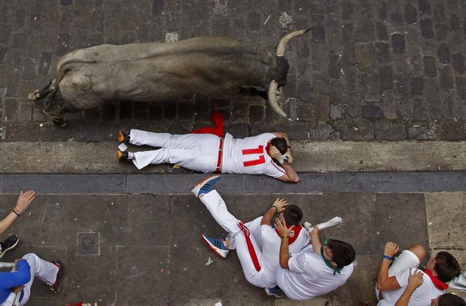 Entzierro arriskutsu eta ezohikoa egin dute Escolarren hasiberriek. Argazkia: EFE