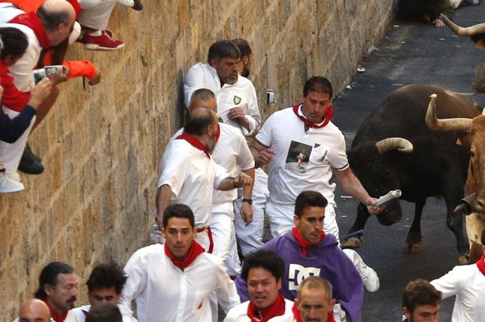 Rápido y bonito encierro de los de Conde de la Maza. Imagen: EFE