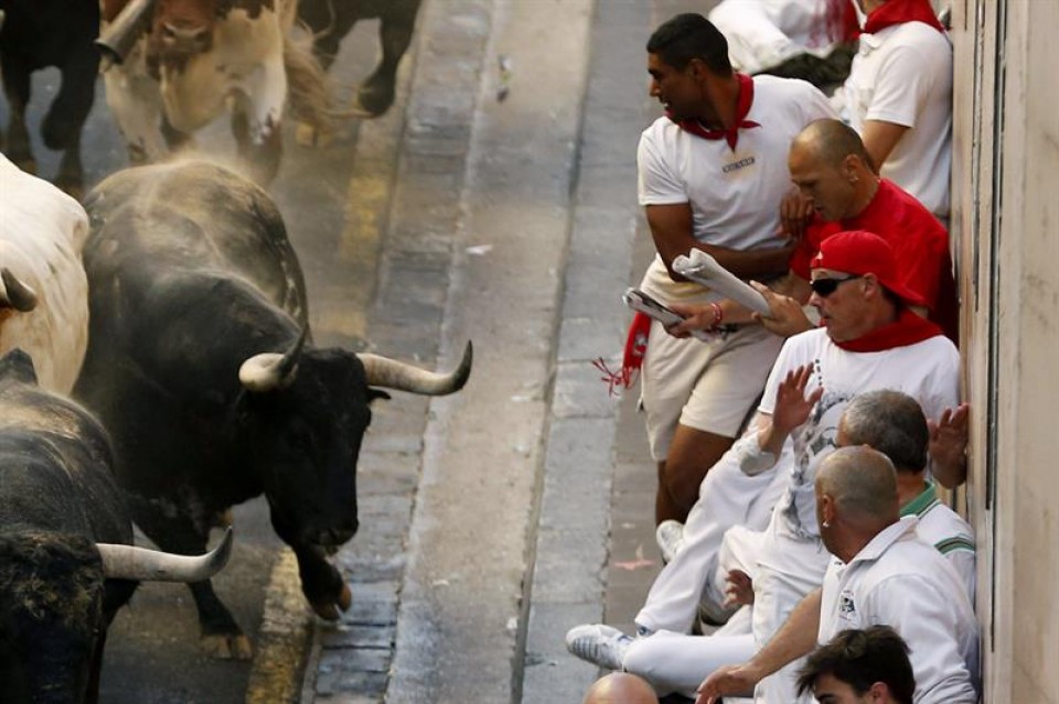 Rápido y bonito encierro de los de Conde de la Maza. Imagen: EFE