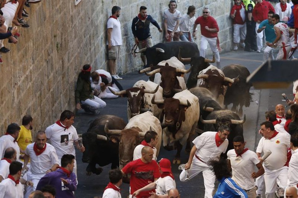 Rápido y bonito encierro de los de Conde de la Maza. Imagen: EFE