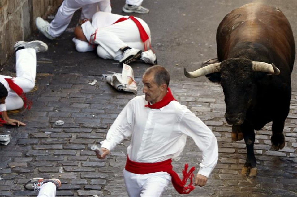Rápido y bonito encierro de los de Conde de la Maza. Imagen: EFE