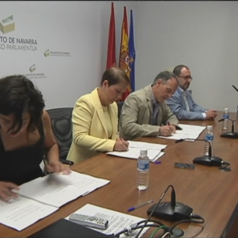 Los partidos firman el acuerdo para el cambio en Navarra