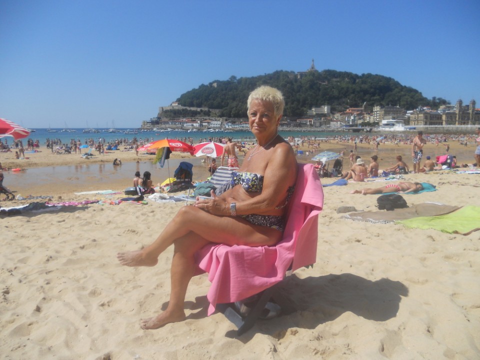 Paqui en las playas de Donostia