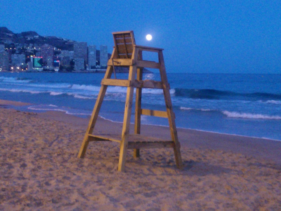 Angel Castañeira - 'La luna releva al socorrista' (Benidorm)