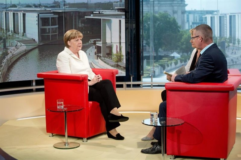 Angela Merkel Alemaniako kantzillerra ARD telebista kateari eskainitako elkarrizketan. Argazkia: EFE