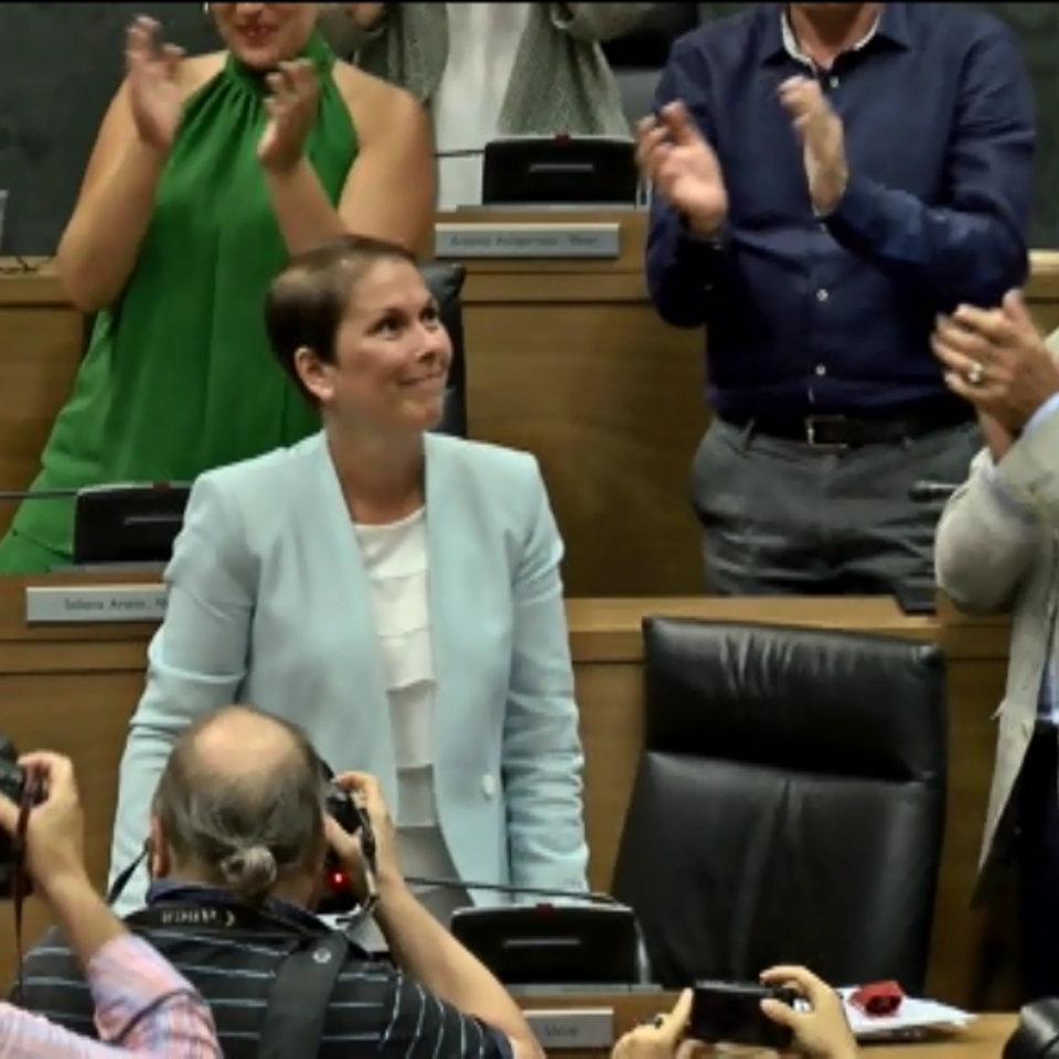 La nueva presidenta de Navarra, Uxue Barkos, en el Parlamento de Navarra. Foto: EFE