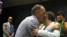 Adolfo Araiz (EH Bildu) besa a Uxue Barkos en el Parlamento de Navarra. Foto: EFE title=