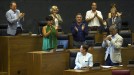 Aplausos a Uxue Barkos en el Parlamento de Navarra. Foto: EFE title=