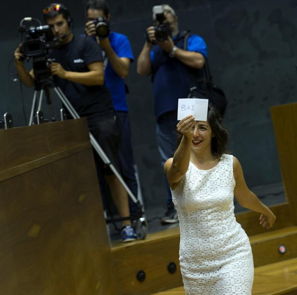 La portavoz de Podemos en el Parlamento de Navarra, Laura Pérez, muestra su voto en el Parlamento de Navarra. Foto: EFE