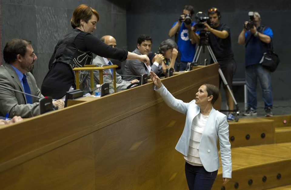 Uxue Barkos botoa eman duen unean, Nafarroako Parlamentuan. Argazkia: EFE