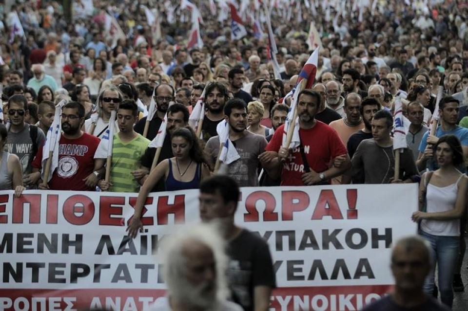 Miembros del sindicato Pame participan en una protesta frente al Parlamento de Atenas. Foto: EFE